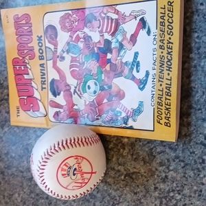 Baseball Yankees & Book Paperback Super Sports Trivia Vintage